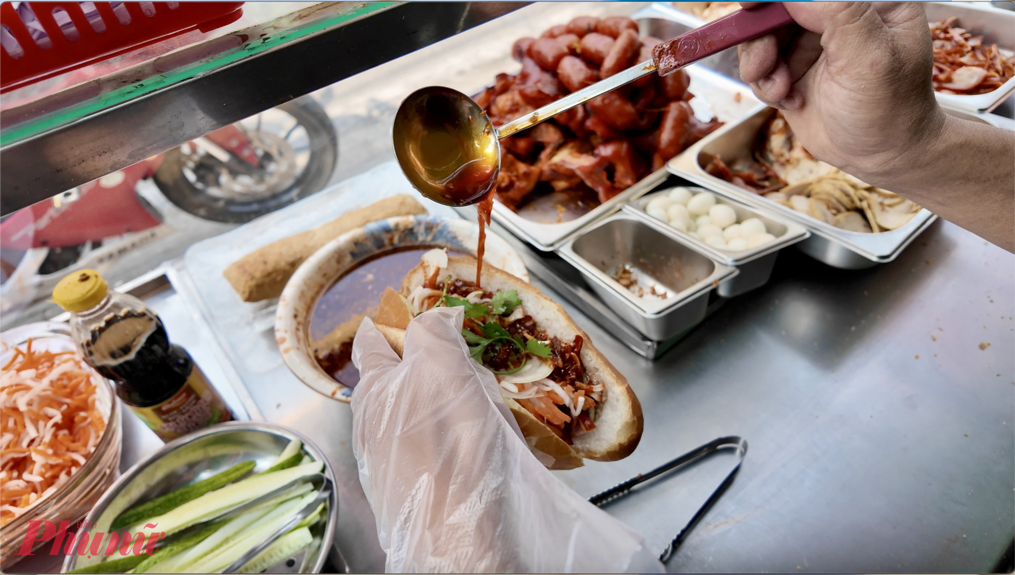 Điểm làm nên sự khác biệt của thương hiệu nằm ở triết lý giữ trọn độ tươi mới của nguyên liệu. Thay vì sử dụng thịt nguội hay thực phẩm đông lạnh, toàn bộ phần nhân đều được chế biến từ thịt nóng trong ngày. Bên cạnh các loại bánh mì truyền thống như bánh mì thịt, xá xíu hay gà xé, món phá lấu đậm đà cũng là lựa chọn được nhiều thực khách ưa chuộng. Ngoài ra, quán còn phục vụ thêm xôi và chè, đáp ứng đa dạng nhu cầu ăn uống.