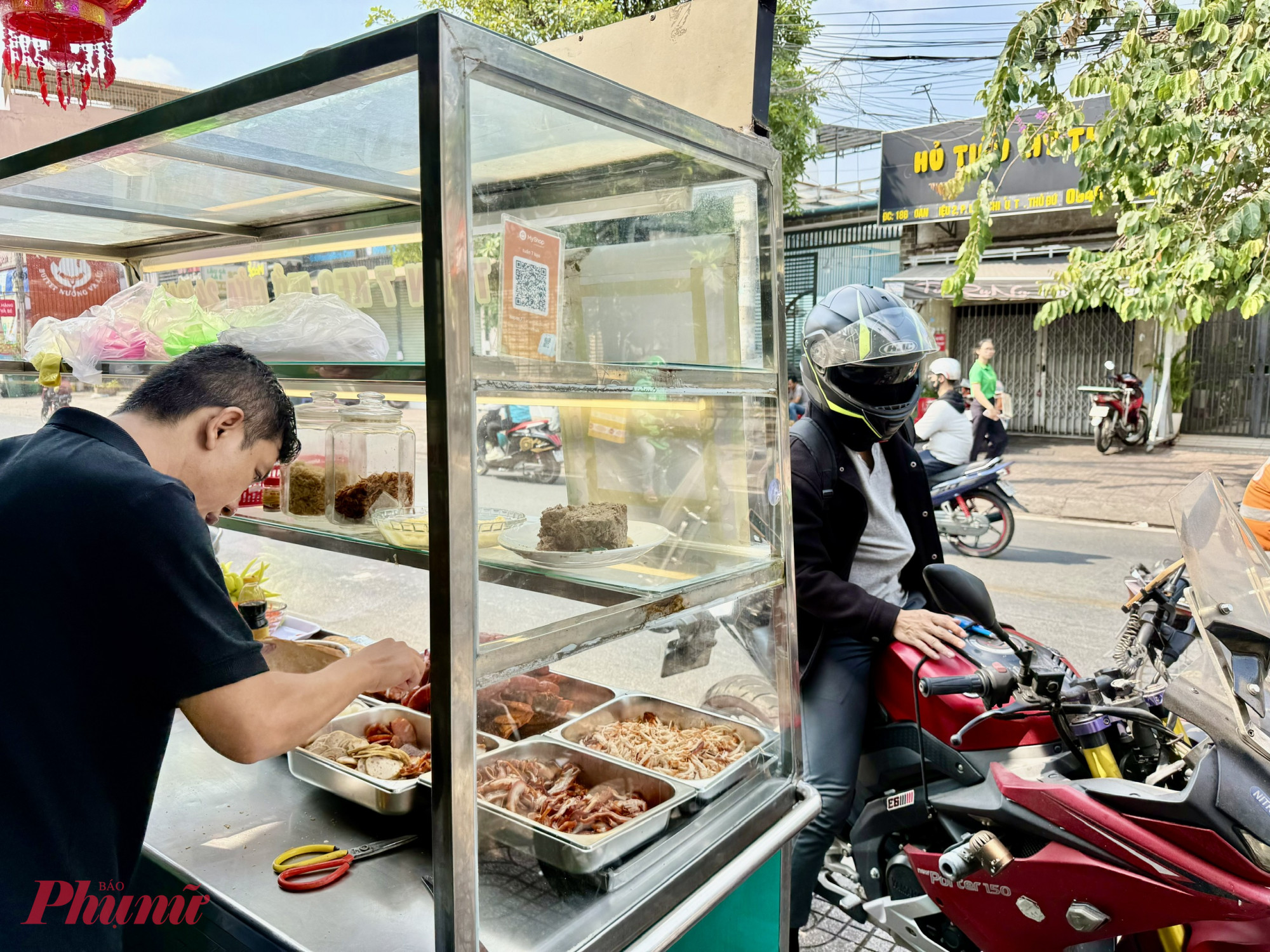 Theo chia sẻ của anh Nguyễn Thanh Tuấn – đại diện thế hệ thứ ba của gia đình – mỗi ngày anh trực tiếp đi chợ đầu mối từ sáng sớm để lựa chọn nguyên liệu. Quy trình từ khâu chọn thịt, rau đến chế biến đều được kiểm soát chặt chẽ nhằm đảm bảo chất lượng đồng đều. Điểm nhấn của ổ bánh mì nằm ở phần nhân đậm vị cùng nước sốt gia truyền và pate tự làm theo công thức riêng.