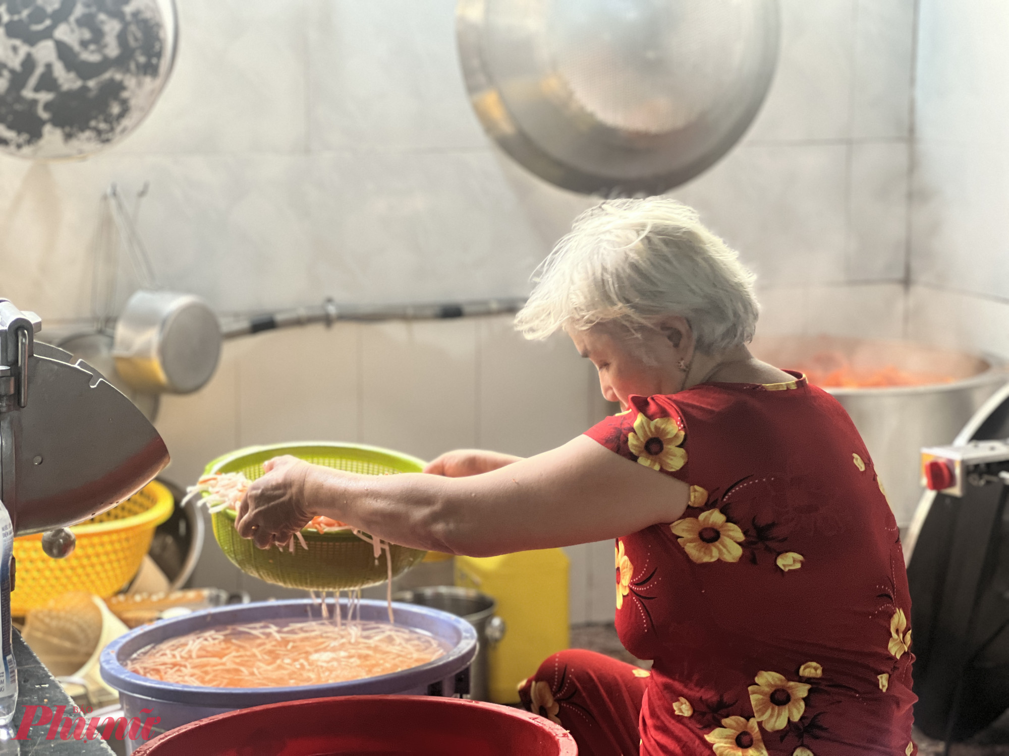 Tại khu vực bếp chế biến, hệ thống máy móc hiện đại được vận hành song song với phương thức nấu truyền thống. Nồi phá lấu luôn được giữ nóng, đảm bảo hương vị khi phục vụ. Để giữ trọn độ ngon, bánh mì sau khi chan sốt được khuyến nghị dùng trong vòng một giờ; với khách mua mang đi, phần sốt thường được đóng riêng.