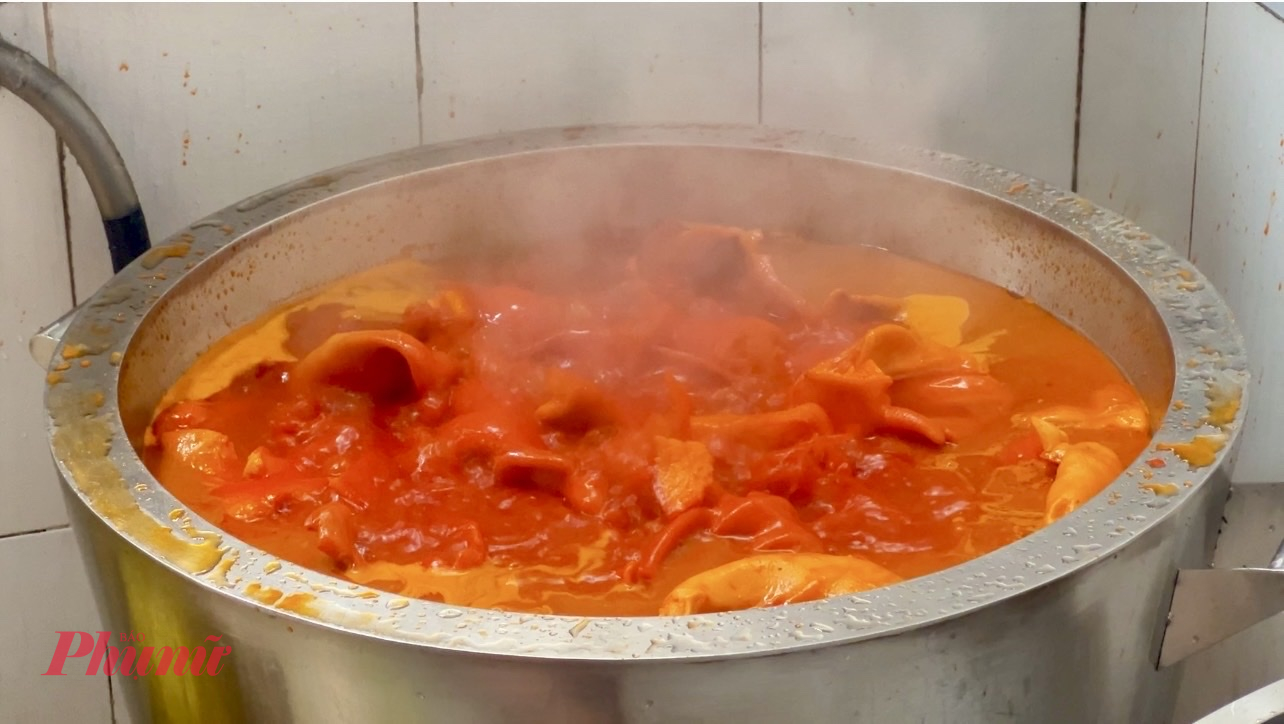 Hoạt động 24/7, bánh mì Bảy Kẹo phục vụ thực khách mọi thời điểm trong ngày. Trước đây, hệ thống này tiêu thụ trung bình khoảng 2.000 ổ mỗi ngày, với mức giá hiện nay từ 35.000 đồng/ổ.