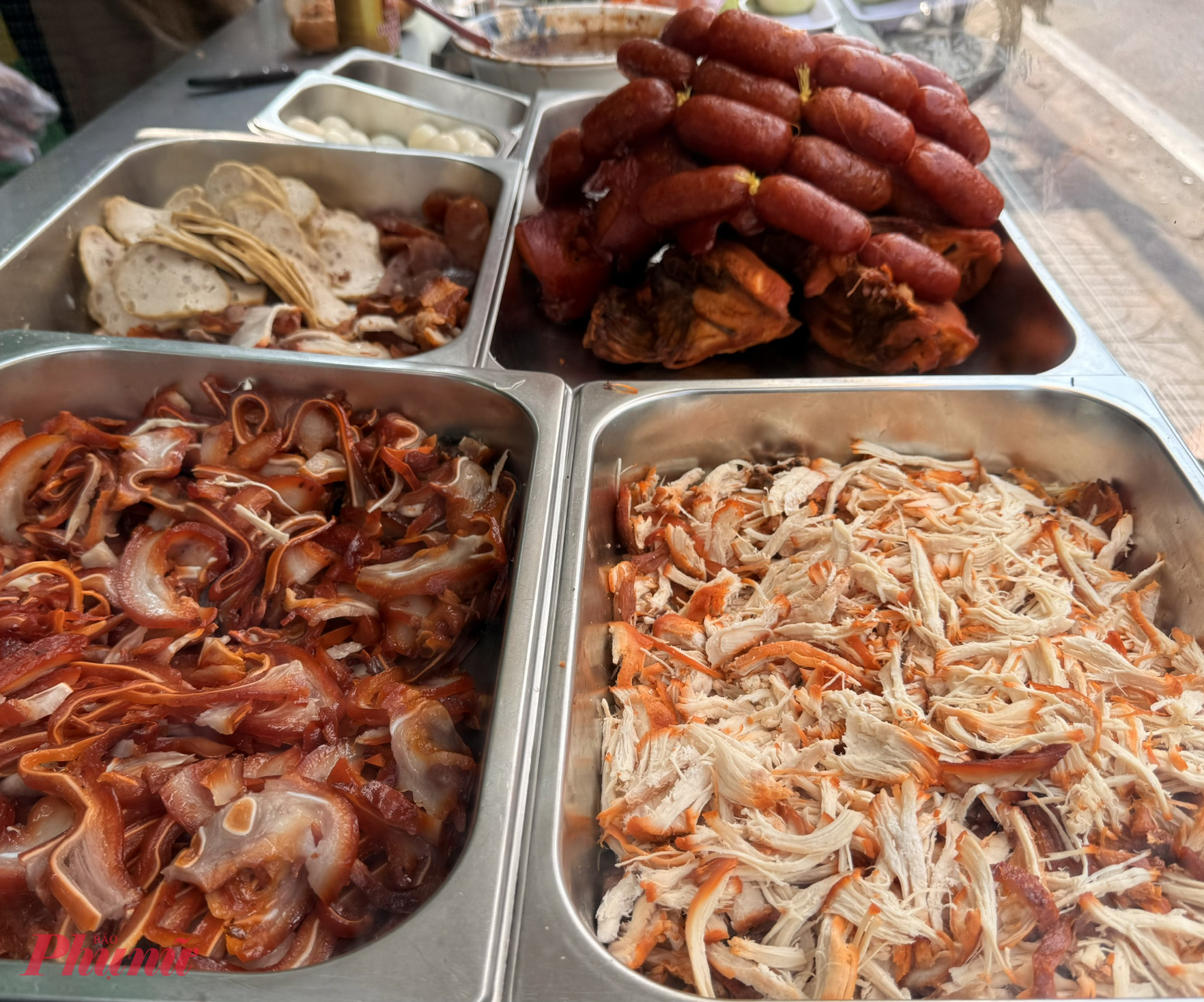 Bên cạnh các loại bánh mì truyền thống như bánh mì thịt, xá xíu hay gà xé, món phá lấu đậm đà cũng là lựa chọn được nhiều thực khách ưa chuộng. Ngoài ra, quán còn phục vụ thêm xôi và chè, đáp ứng đa dạng nhu cầu ăn uống.