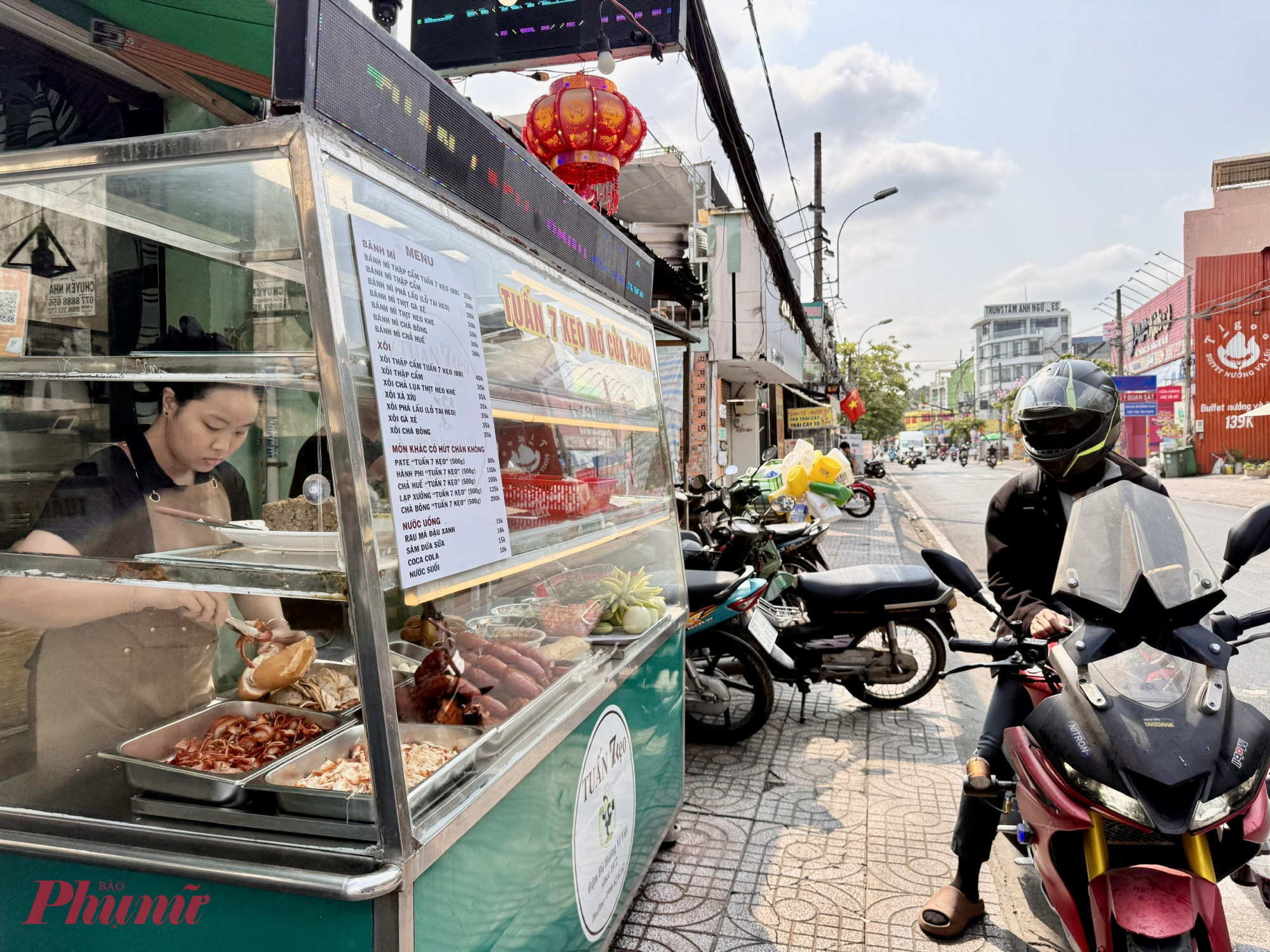 Từ mô hình bán rong vỉa hè, qua ba thế hệ kế thừa và phát triển, đến nay bánh mì Bảy Kẹo đã mở rộng thành hệ thống nhiều cửa hàng tại khu vực Thủ Đức cũ, trong đó nổi bật là cơ sở trên đường Hoàng Diệu 2 (phường Linh Xuân).