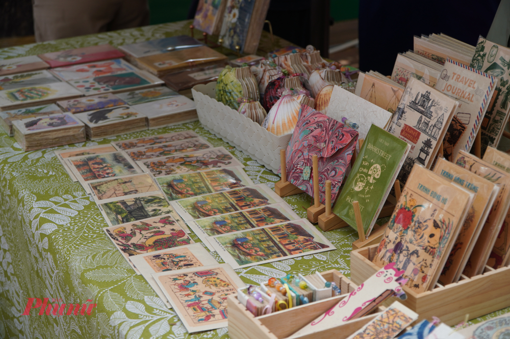 Từ sổ tay, tranh nghệ thuật đến các vật phẩm lưu niệm, mỗi sản phẩm đều cho thấy khả năng thích ứng linh hoạt của giấy dó trong đời sống hiện đại. Sự kết hợp giữa chất liệu thủ công lâu đời và tư duy thiết kế mới đã góp phần mở ra những cách tiếp cận gần gũi hơn.