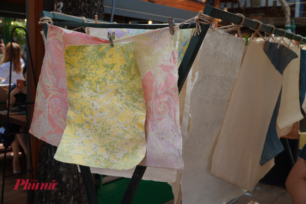Không gian trưng bày giấy dó tại triển lãm thu hút người xem bởi sự mộc mạc, tinh tế của một chất liệu truyền thống lâu đời.