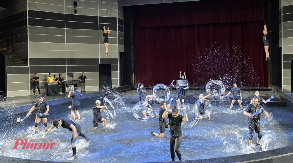 Sân khấu hạ xuống, mở ra sân khấu nước phục vụ biểu diễn xiếc dưới nước và múa rối nước.