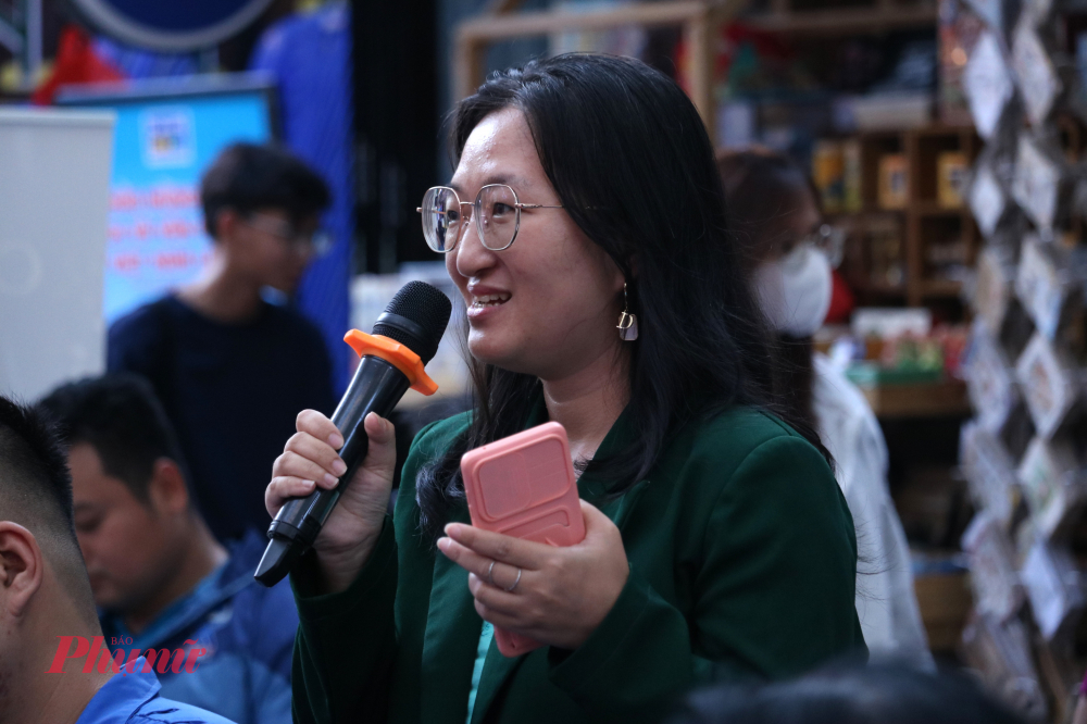 Người tham dự bày tỏ hứng thú về sự ra đời của tập sách