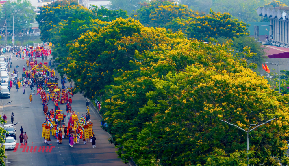 Màu đỏ của cờ, màu vàng của áo lễ, xen lẫn sắc tím đặc trưng của Huế khiến cả thành phố như bừng sáng.
