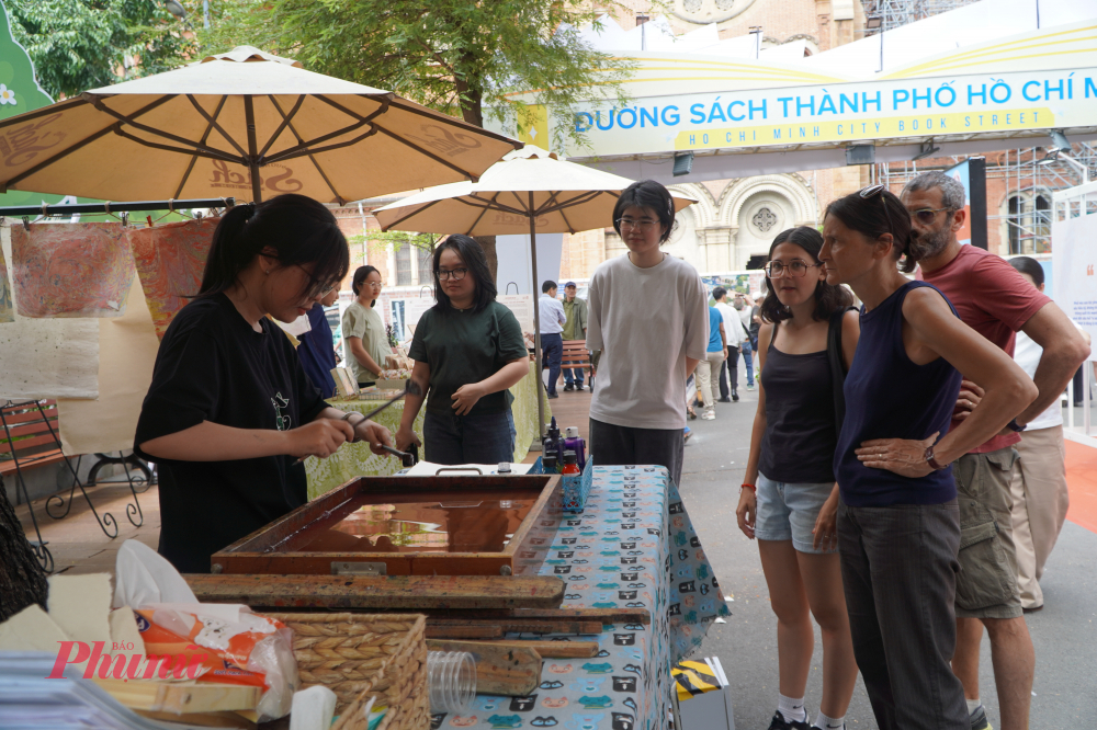 Các hoạt động workshop trải nghiệm tại triển lãm trở thành điểm nhấn thu hút đông đảo du khách, đặc biệt là khách quốc tế đến tìm hiểu về văn hóa Việt Nam. Tại đây, người tham gia không chỉ quan sát mà còn trực tiếp thử các công đoạn làm giấy dó.