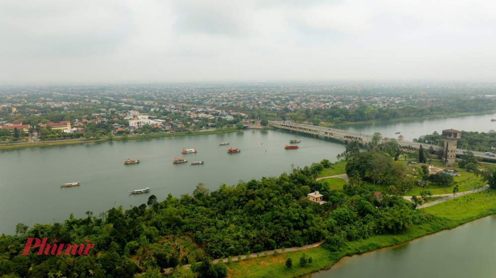 . Diễn ra trên dòng Hương thơ mộng và các tuyến đường trung tâm, hoạt động rước không chỉ mang đậm giá trị tâm linh mà còn thể hiện nét đẹp văn hóa truyền thống đặc sắc của xứ Huế.