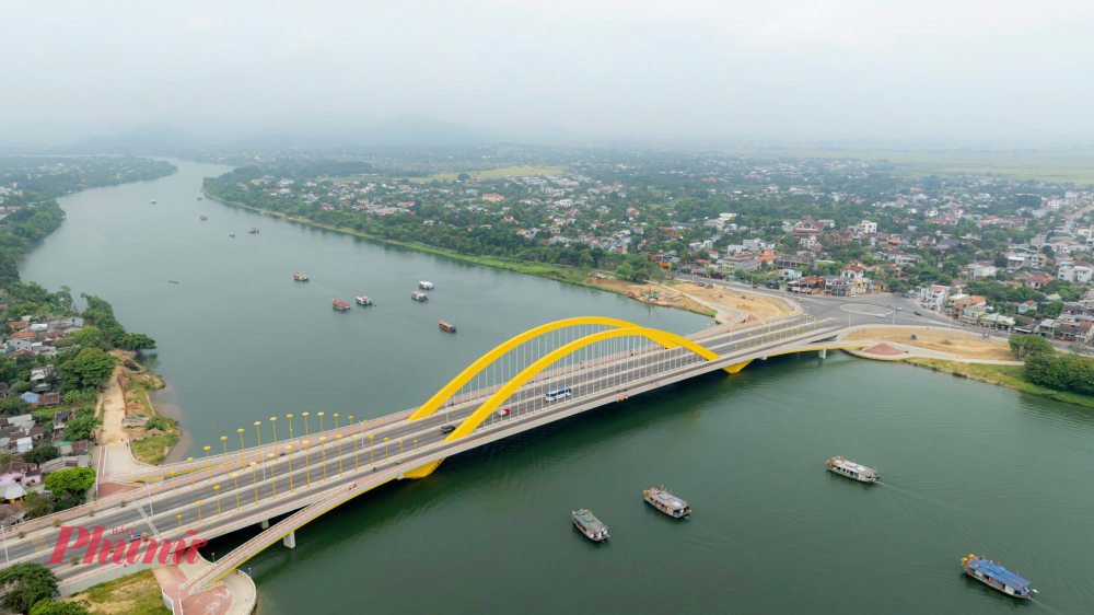  Đặc biệt, lễ rước bằng thuyền trên sông Hương là một trong những hoạt động thu hút đông đảo người xem nhất. Những chiếc thuyền được trang trí công phu, rực rỡ sắc màu, nối đuôi nhau lướt nhẹ trên mặt nước, phản chiếu ánh đèn lung linh. Tiếng trống, tiếng nhạc hòa cùng tiếng nước vỗ nhẹ tạo nên một bản giao hưởng đầy mê hoặc, khiến bất kỳ ai chứng kiến cũng khó lòng quên được. Đặc biệt, lễ rước bằng thuyền trên sông Hương là một trong những hoạt động thu hút đông đảo người xem nhất. Những chiếc thuyền được trang trí công phu, rực rỡ sắc màu, nối đuôi nhau lướt nhẹ trên mặt nước, phản chiếu ánh đèn lung linh. Tiếng trống, tiếng nhạc hòa cùng tiếng nước vỗ nhẹ tạo nên một bản giao hưởng đầy mê hoặc, khiến bất kỳ ai chứng kiến cũng khó lòng quên được.