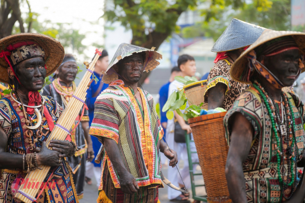 Đoàn rước di chuyển qua nhiều tuyến phố chính, thu hút sự chú ý của đông đảo người dân. Hai bên đường, người dân thành kính chắp tay, cầu mong bình an, may mắn. Nhiều du khách không giấu được sự thích thú khi lần đầu chứng kiến nghi lễ truyền thống giàu bản sắc này.