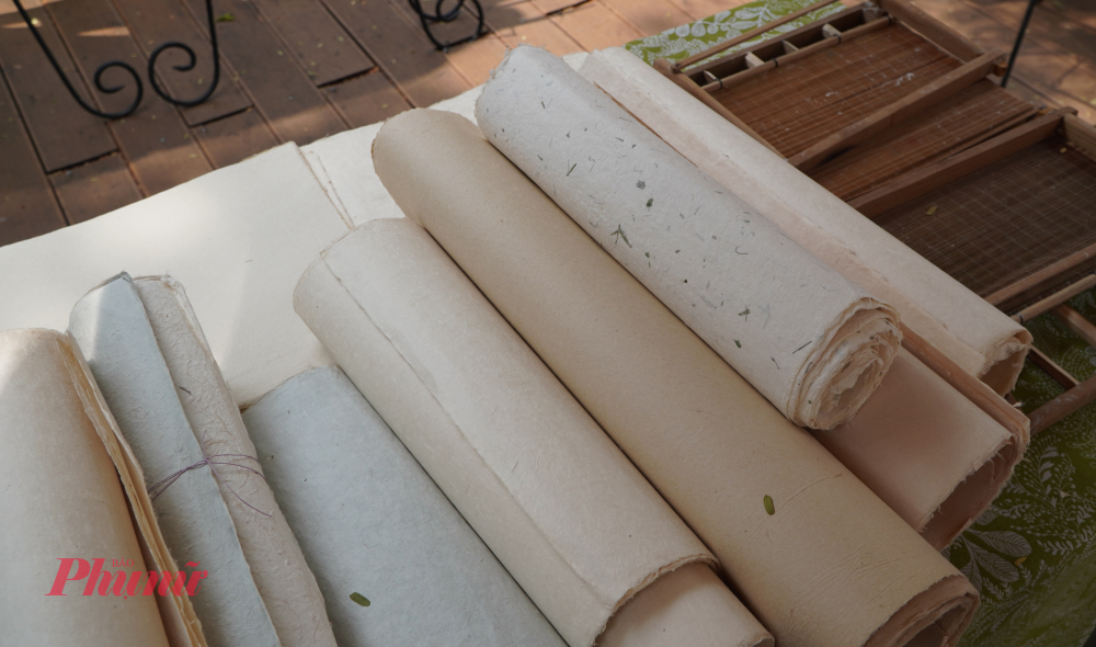 Những tờ giấy dó được giới thiệu như một phần ký ức văn hóa, giúp người xem hình dung rõ hơn về giá trị của nghề thủ công xưa.