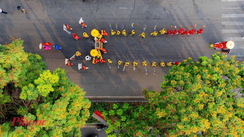 Sau khi thực hiện một số nghi lễ ở công viên Thương Bạc, đoàn rước tiến hành di chuyển xuống các thuyền rồng và ngược dòng Hương Giang để lên điện Huệ Nam. Tại điện, diễn ra các nghi lễ các quan trọng khác như Cáo Yết, Cung nghinh Thánh Mẫu nhập điện, lễ hành hương và cầu nguyện, lễ chánh tế cầu quốc thái dân an, lễ hoàn tạ và hồi loan.