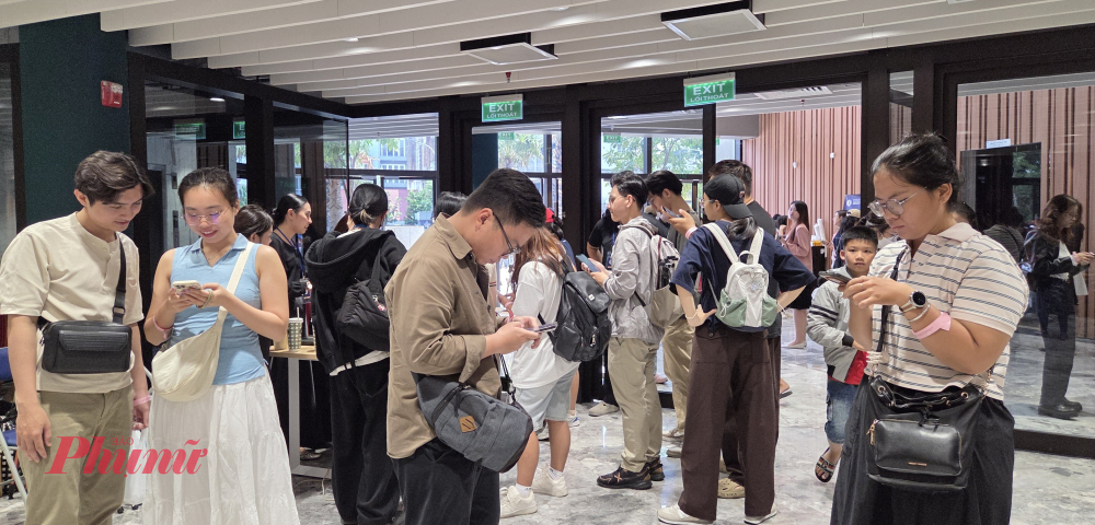 Khách tham quan làm khảo sát tại chỗ, phần lớn biết đến hoạt động tham quan rạp qua các nền tảng mạng xã hội của Trung tâm Nghệ thuật TPHCM.