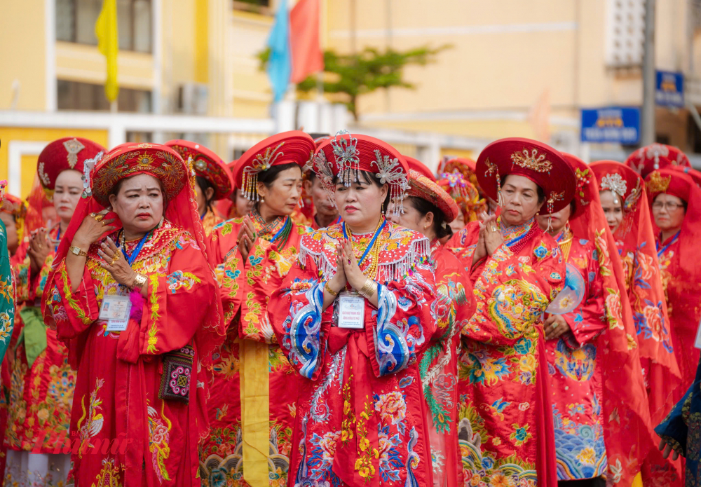 Diễn ra trong 2 ngày, 18 và 19/4, không gian lễ hội điện Huệ Nam trải dài ở nhiều địa điểm như Thánh đường Thiên Tiên Thánh giáo, công viên Thương Bạc, trên sông Hương và điện Huệ Nam.