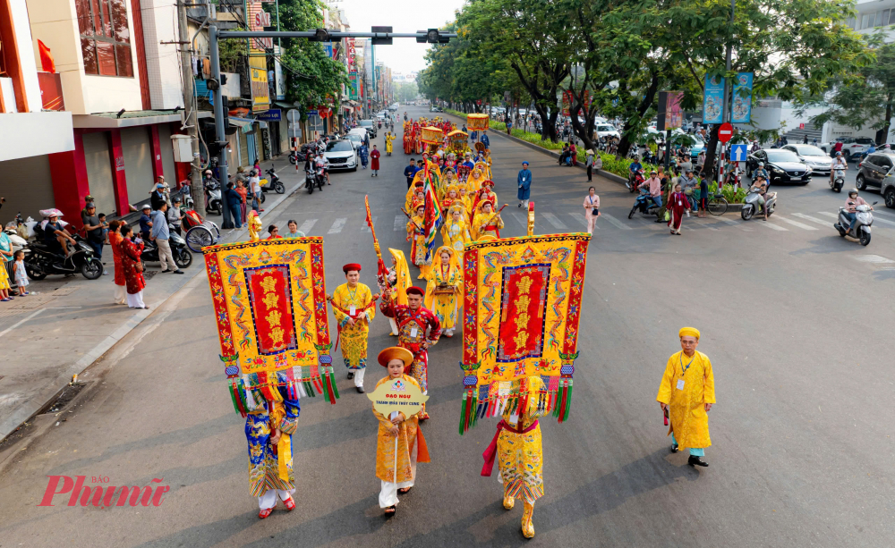 Từ sáng sớm, những chiếc thuyền rồng đã tấp nập trên sông Hương, chở theo lễ vật, cờ phướn và tiếng nhạc lễ vang vọng. Trên bờ, các tuyến đường được trang hoàng bằng đèn lồng, băng rôn và những dải lụa đủ màu sắc, tạo nên một không gian vừa linh thiêng vừa rực rỡ. 