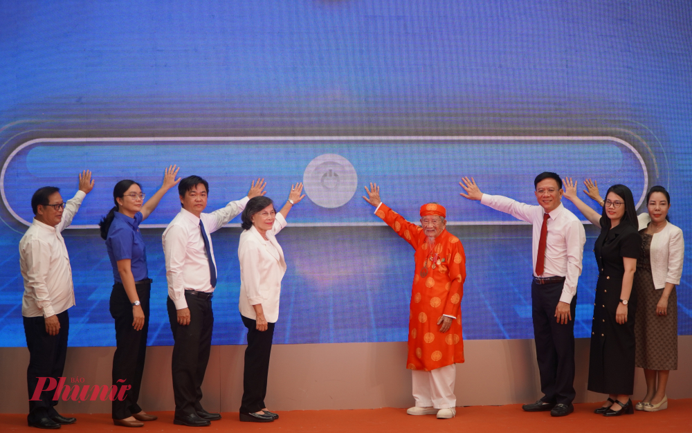 Đại biểu thực hiện nghi thức khai mạc, chính thức mở đầu chuỗi hoạt động kéo dài từ 18 – 25/4.