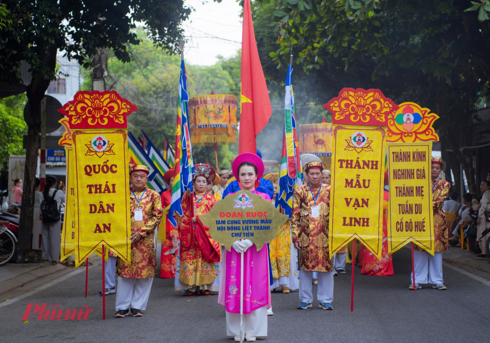Không chỉ là một nghi lễ tâm linh, điện Huệ Nam còn là dịp để văn hóa dân gian được tái hiện rõ nét. Những đoàn rước với trang phục truyền thống, điệu múa, tiếng trống, tiếng chiêng hòa quyện, thu hút ánh nhìn của người qua lại