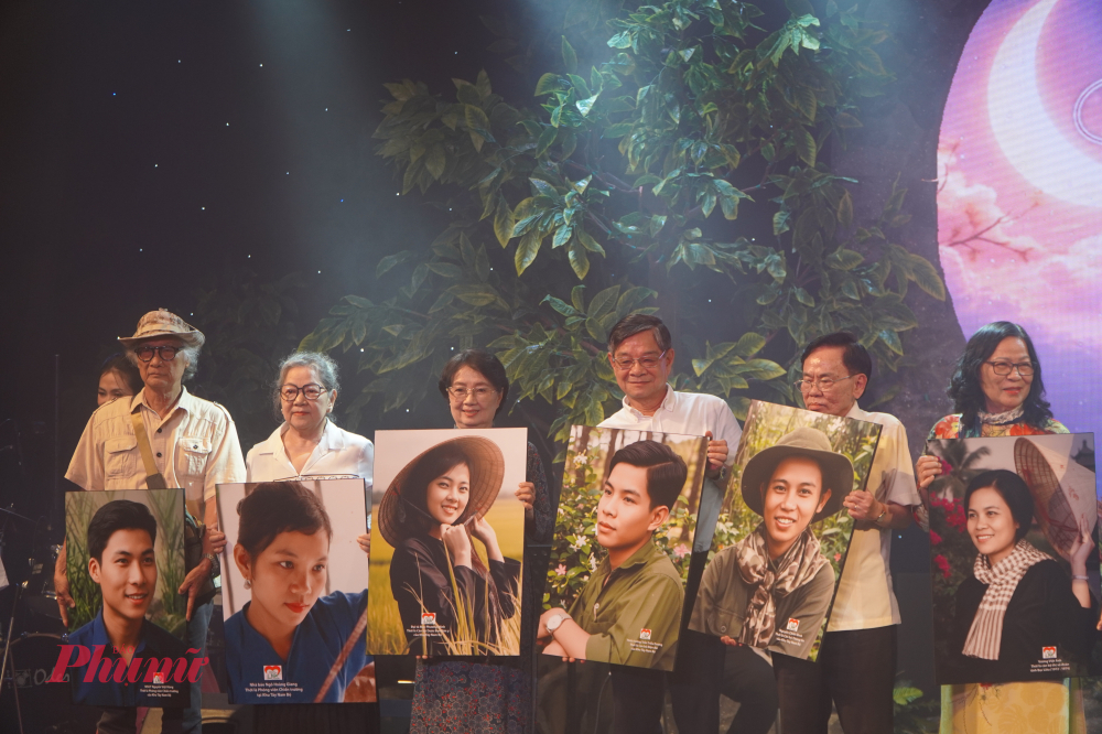 Nhà thơ Trần Thiện Hà trao tặng những bức ảnh thanh xuân được phục dựng bằng công nghệ A.I, gửi gắm ký ức và tình cảm đến những người đồng đội năm xưa.