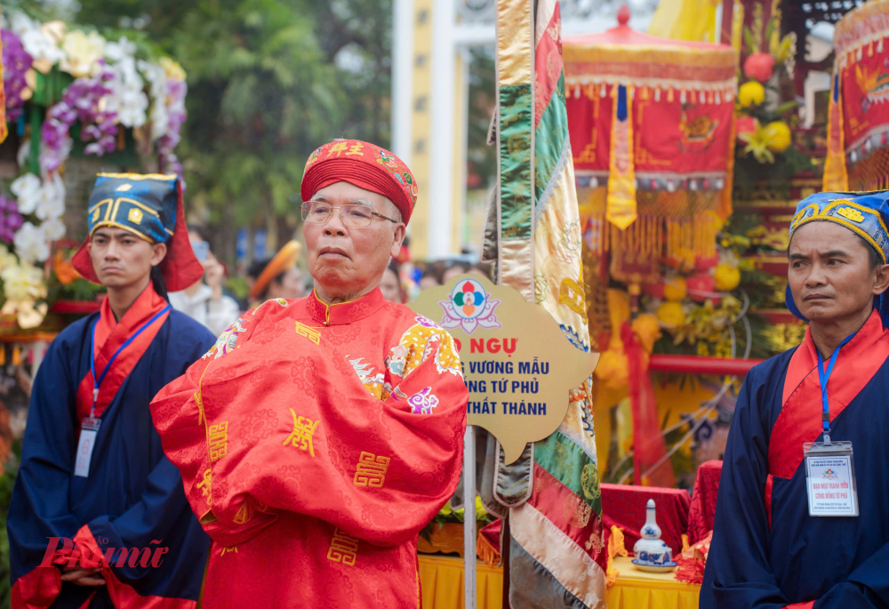 Ngay từ sáng sớm, hàng trăm người đã tề tựu trong trang phục truyền thống, chuẩn bị cho nghi lễ rước long trọng. Các kiệu thờ được trang hoàng lộng lẫy với cờ, lọng, hoa tươi và hương án, tạo nên khung cảnh uy nghi nhưng không kém phần rực rỡ. 