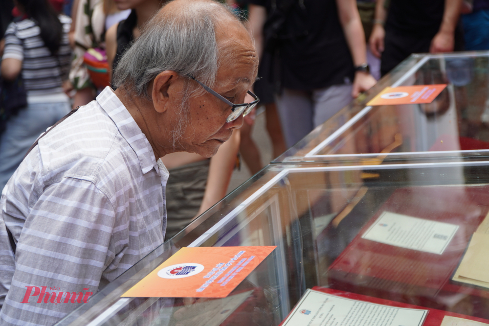 Người dân và bạn đọc tham quan, trải nghiệm các không gian sách và hoạt động tại Đường Sách TPHCM.