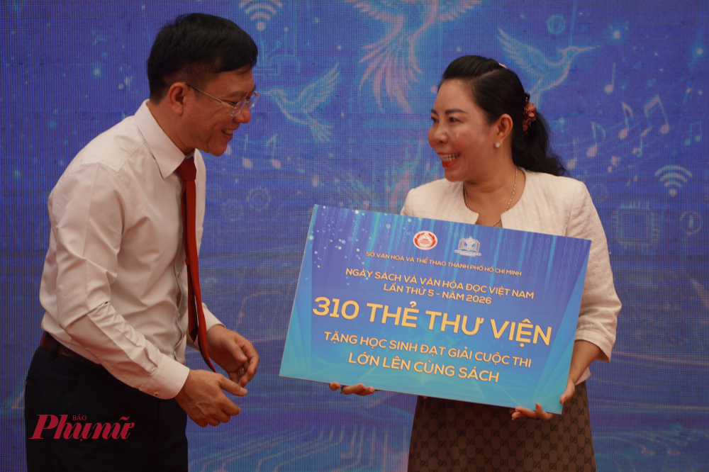 Đại diện Sở Văn hóa và Thể thao TPHCM trao tặng hơn 300 thẻ thư viện cho học sinh TPHCM