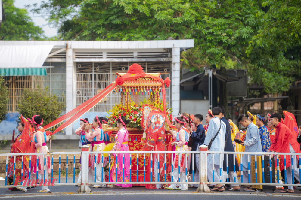 Trong sáng nay Trong sáng 18/4, ngay sau khi thực hiện nghi lễ tại Thánh đường Thiên Tiên Thánh giáo, đoàn rước bộ đã xuất phát di chuyển dọc theo đường Chi Lăng, qua cầu Gia Hội và đi lên đường Trần Hưng Đạo trước khi dừng lại không gian công viên Thương Bạc.