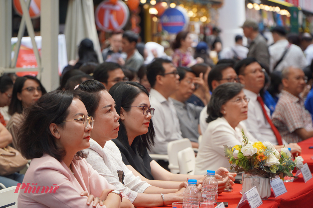 Không khí khai mạc Ngày Sách và Văn hóa đọc Việt Nam lần thứ 5 – 2026 tại Đường Sách TP.HCM, thu hút đông đảo bạn đọc và người dân tham dự.