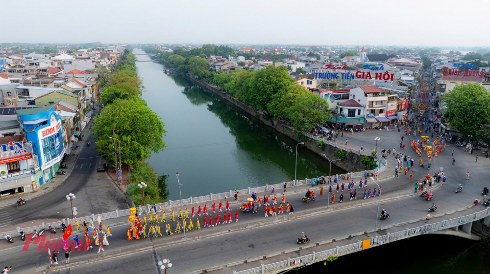 Lễ hội điện Huệ Nam là sinh hoạt truyền thống mang yếu tố văn hóa tâm linh của một bộ phận dân cư xứ Huế nói riêng và cả nước nói chung, được tổ chức hằng năm vào tháng 3 và tháng 7 âm lịch tại ngôi điện nằm trên núi Ngọc Trản bên bờ sông Hương, nơi thờ Thiên Y A Na Thánh Mẫu.
