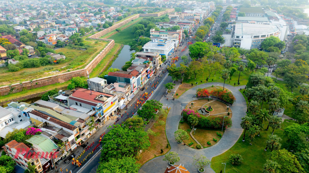 Nó không chỉ giúp thế hệ trẻ hiểu hơn về cội nguồn mà còn góp phần quảng bá hình ảnh Huế—một vùng đất giàu bản sắc—đến với bạn bè quốc tế.