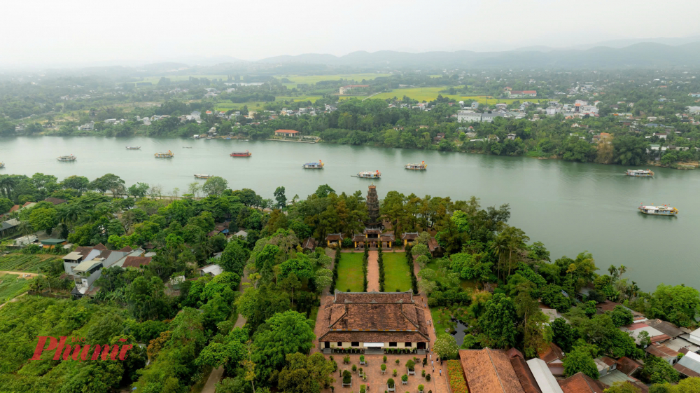 Năm nay, lễ hội thu hút hơn 6.000 người tham gia với khoảng 30 - 40 bằng, án (thuyền rước) trên sông.