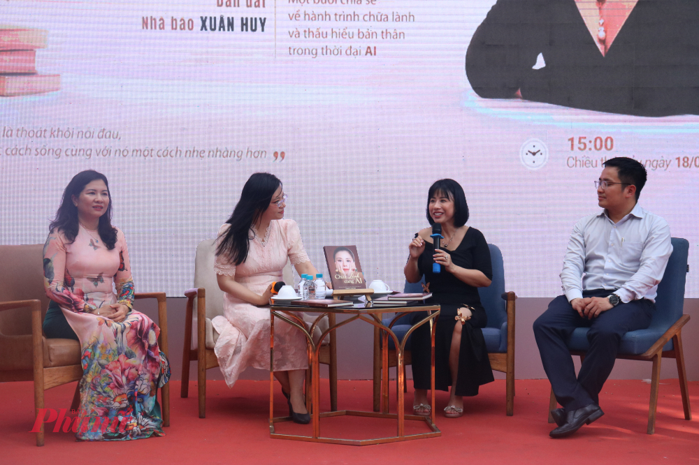 Tham dự chương trình còn có sự xuất hiện của bà Nguyễn Thị Ngọc Linh - Phó Chủ tịch Hội LHPN TPHCM và PGS.TS Nguyễn Thanh Bình - Trưởng bộ môn Ứng dụng Tin học tại Trường Đại học Khoa học Tự nhiên - ĐHQG HCM