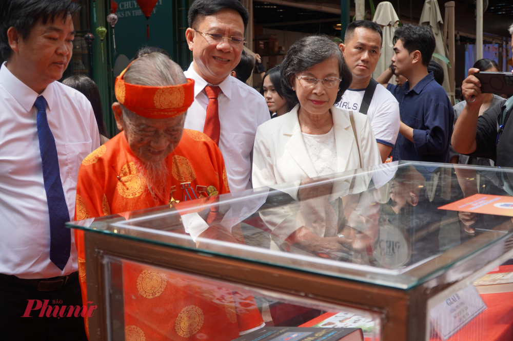 Nhà nghiên cứu Nguyễn Đình Tư – đại sứ văn hóa đọc trọn đời của TPHCM tham quan không gian trưng bày tại sự kiện.