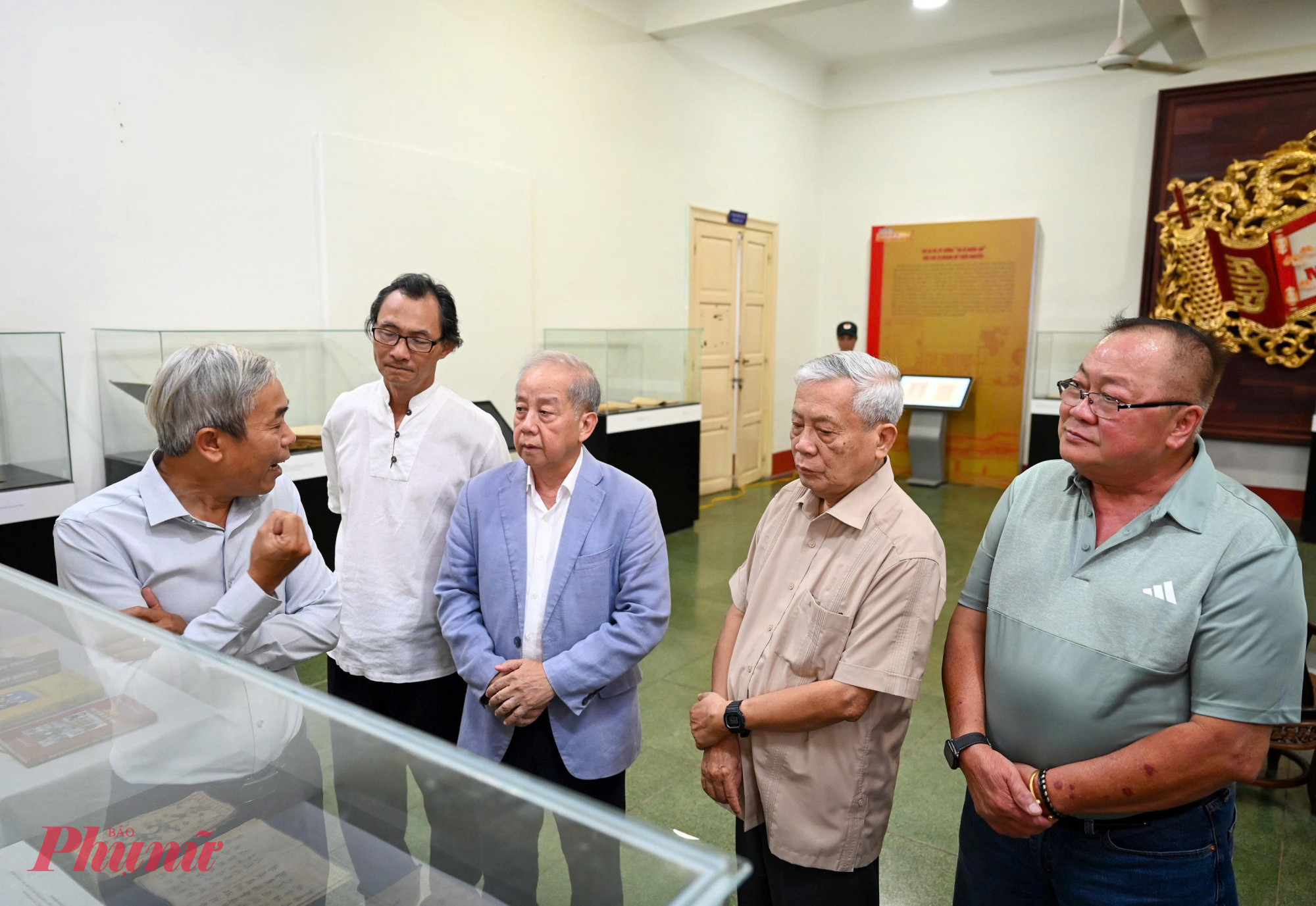 Khán giả đến thưởng lãm sách quý tại tại Cơ Mật Viện - Tam Tòa (phường Phú Xuân, TP Huế)