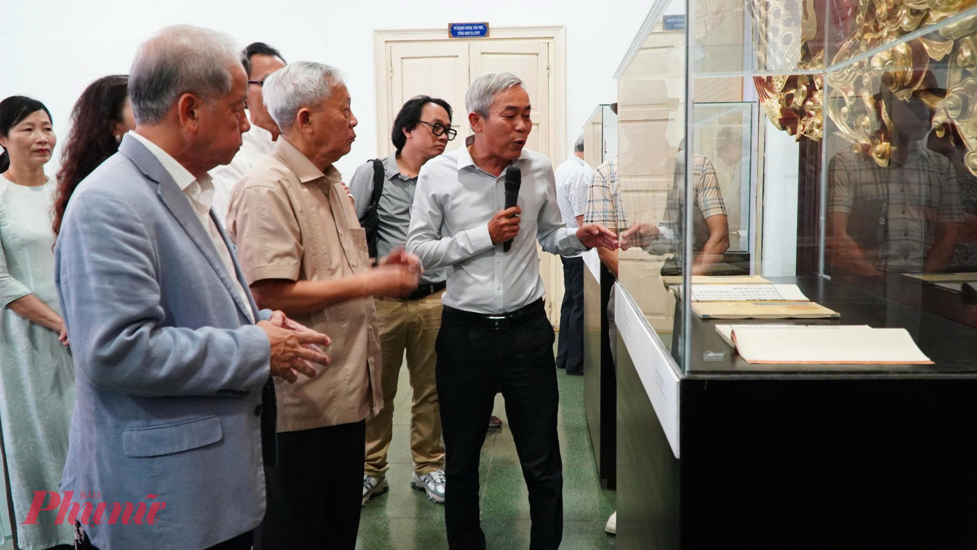 Nhà thơ Nguyễn Khoa Điềm cùng giới 