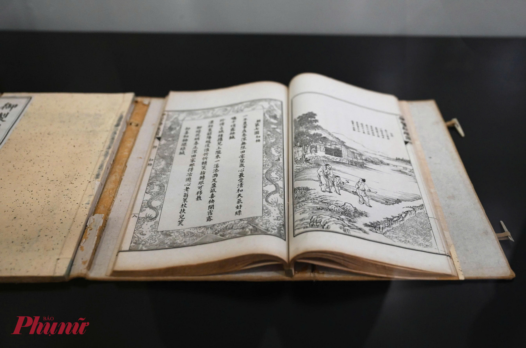 Bộ sưu tập trưng bày lần này do Bảo tàng Cổ vật Cung đình Huế giới thiệu, được hình thành từ quá trình sưu tầm lâu dài, trong đó có sự đóng góp đáng kể từ các cá nhân yêu di sản đã hiến tặng hiện vật.