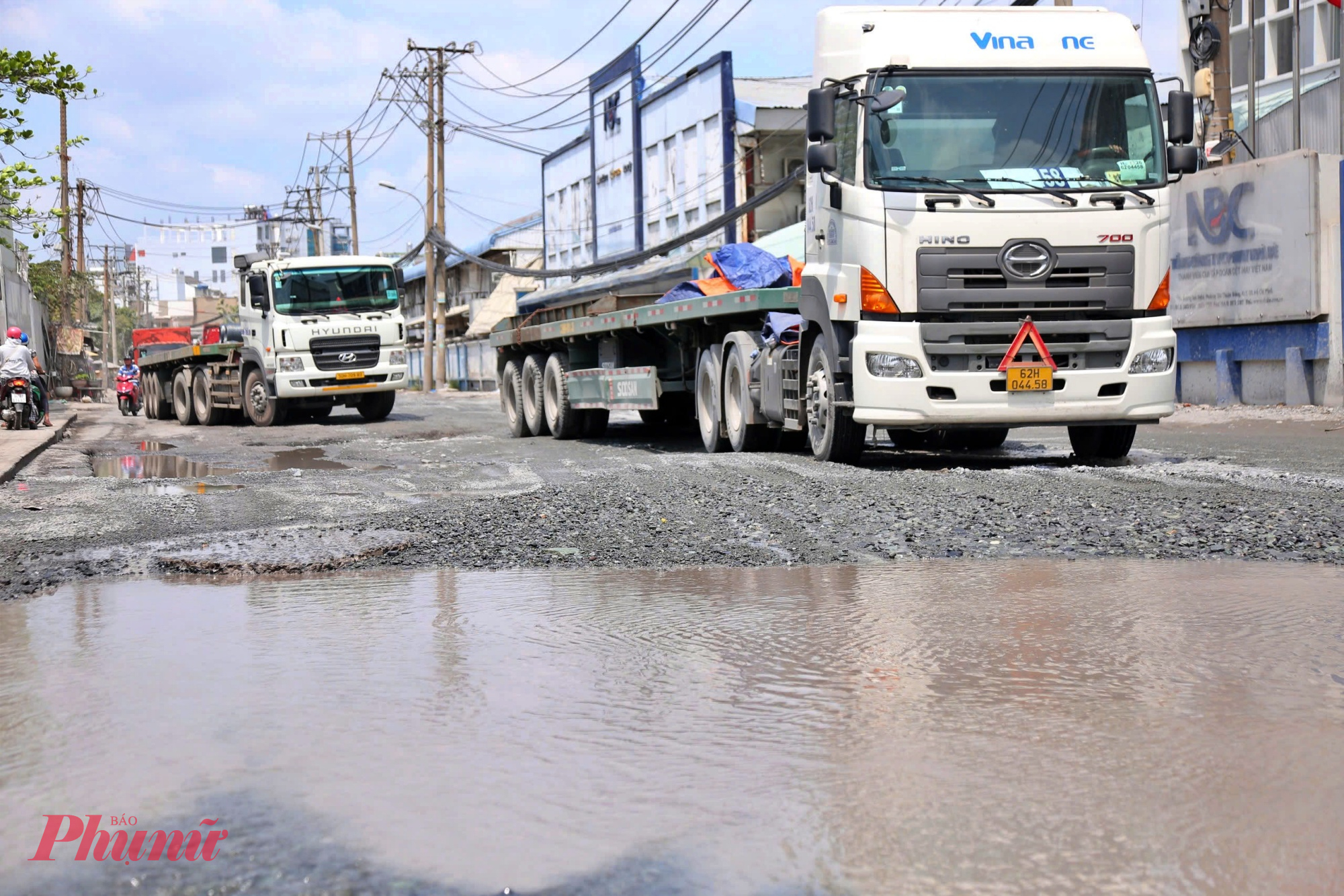 Đường Bến Nghé bị xuống cấp nghiêm trọng, xuất hiện nhiều ổ voi - Ảnh: Nguyễn Văn