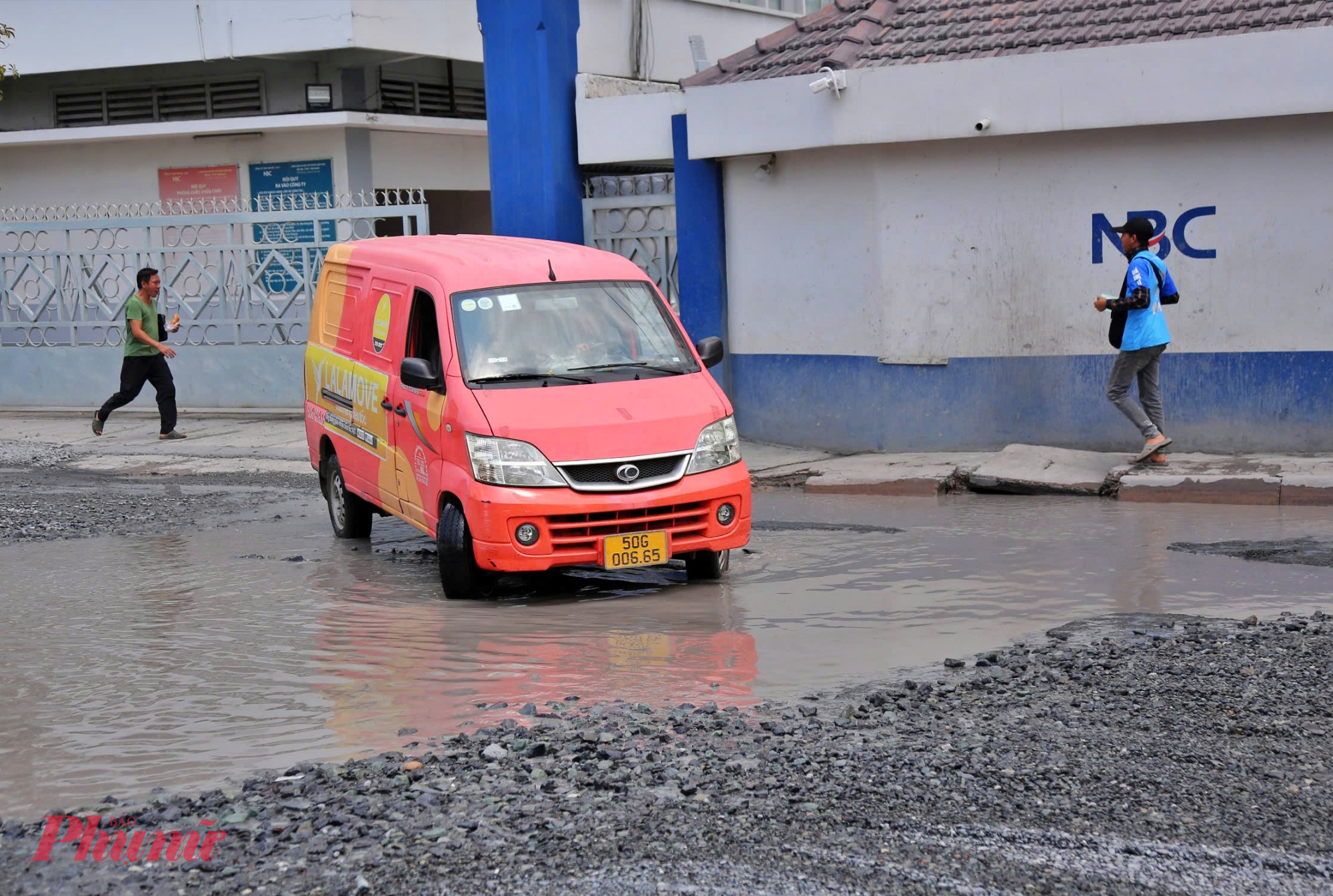 Xe giao hàng suýt sụp hố trên đường Bến Nghé - Ảnh: Nguyễn Văn 