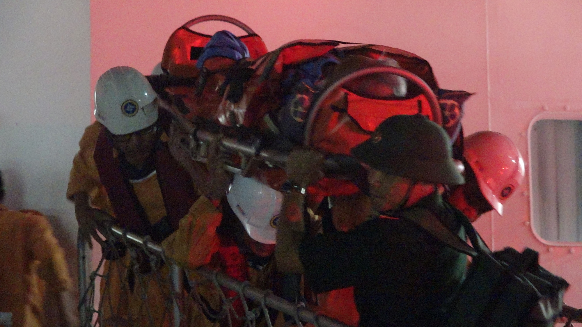 Lực lượng cứu nạn hàng hải và nhân viên y tế xuyên đêm hành trình trên biển ra cứu nạn ngư dân bị đột quỵ_Ảnh: DaNang MRCC.