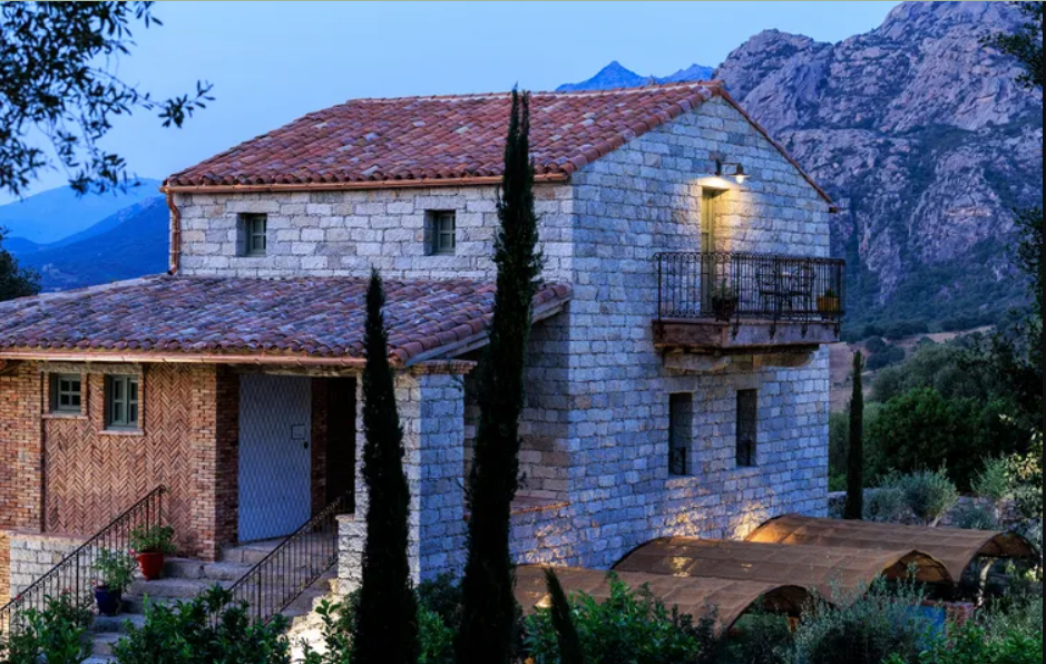 Một trong những tòa nhà bằng đá được phục dựng, thuộc quần thể A Mandria di Murtoli, Sartène, Corsica, Pháp - Ảnh: Moirenc Camille/A Mandria di Murtoli 