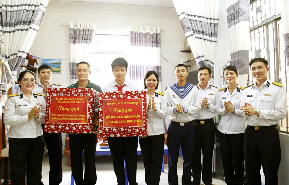 Cán bộ, chiến sĩ Lữ đoàn 680 thăm hỏi và tặng quà cha con đại úy quân nhân chuyên nghiệp Nguyễn Trung Thành  và con trai Nguyễn Đỗ Minh Phương - Ảnh do Lữ đoàn 680 cung cấp