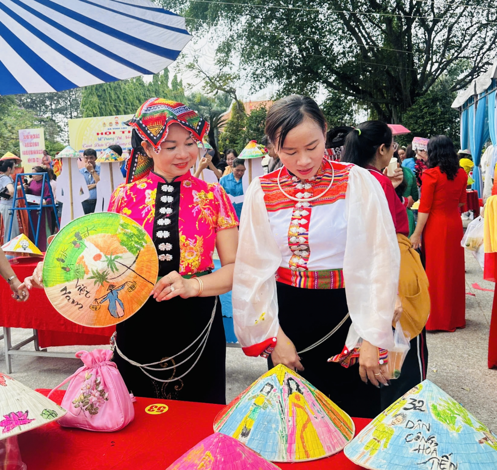 Hội viên phụ nữ hào hứng tham quan các sản phẩm do các đội thi thực hiện.