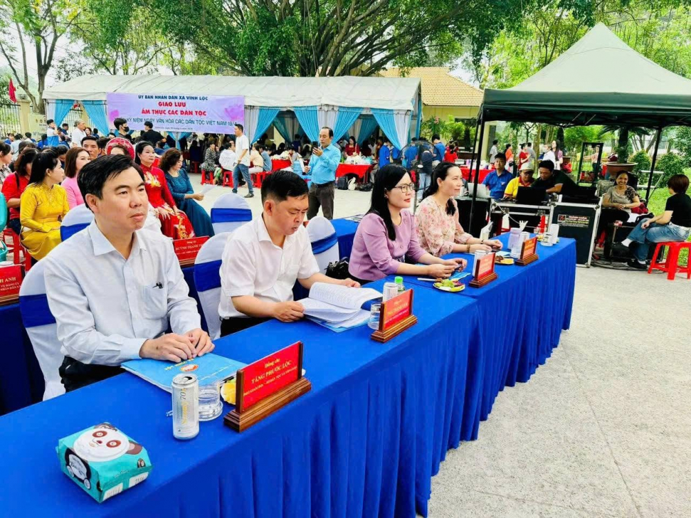 Tham dự chương trình có đại diện lãnh đạo Sở Dân tộc và Tôn giáo TPHCM; Ban Công tác Dân tộc - Tôn giáo cơ quan Ủy ban MTTQ Việt Nam TPHCM; Hội LHPN TPHCM; lãnh đạo xã Vĩnh Lộc cùng hơn 600 cán bộ, đoàn viên, hội viên các tổ chức chính trị - xã hội, công đoàn viên cơ sở, đại diện trường học, lực lượng Công an, Quân sự xã và người dân các ấp trên địa bàn.