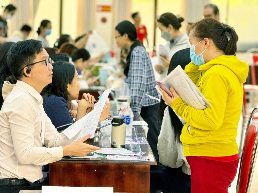Nhiều phụ nữ trên 40 tuổi dự một buổi tư vấn, giới thiệu việc làm do Trung tâm Dịch vụ việc làm TPHCM tổ chức - Ảnh: Thanh Tâm 
