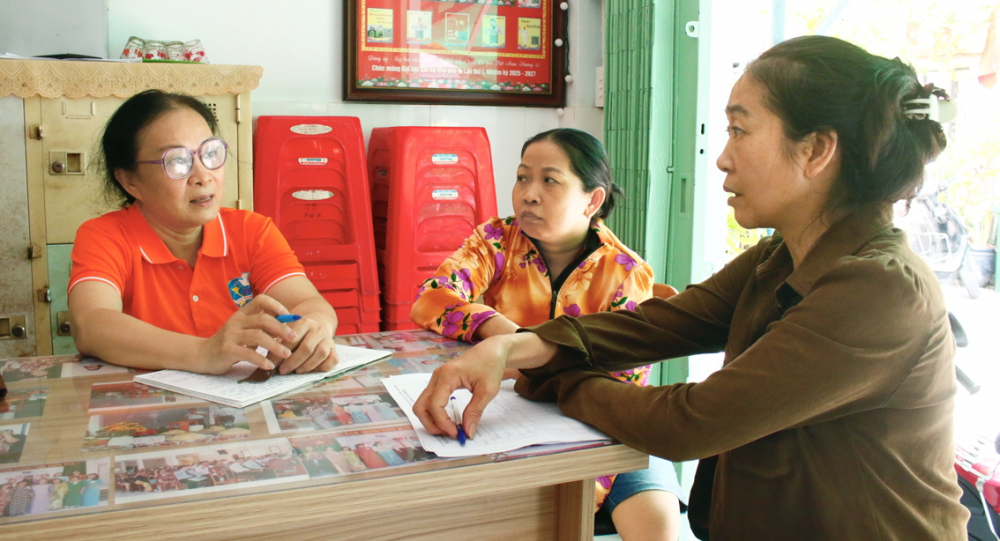 Bà Ngô Thị Bạch Tuyết (bìa trái) - Tổ trưởng tổ tư vấn cộng đồng khu phố 16, phường Phú Lâm - đang hướng dẫn người dân nhận diện, nâng cao kỹ năng phòng ngừa và tố giác tội phạm