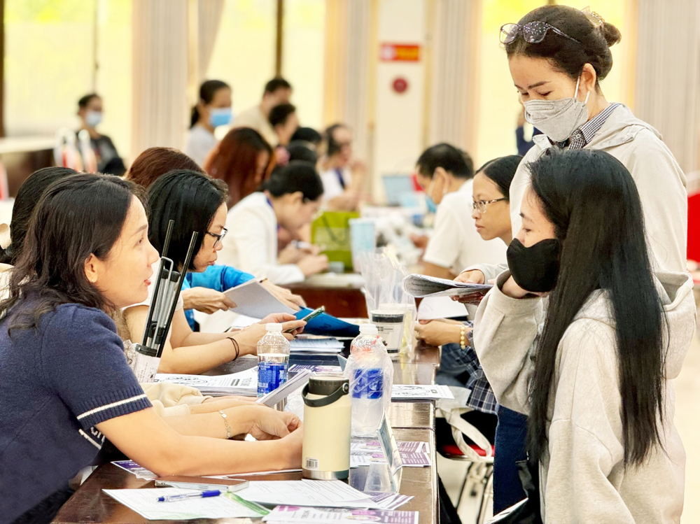 Trong quý I/2026, TPHCM có hơn 10.000 phụ nữ 30-45 tuổi thất nghiệp. Trong ảnh: Nhiều phụ nữ đang tìm kiếm cơ hội việc làm tại một buổi tư vấn, giới thiệu việc làm do Trung tâm Dịch vụ việc làm TPHCM tổ chức - ẢNH: THANH TÂM