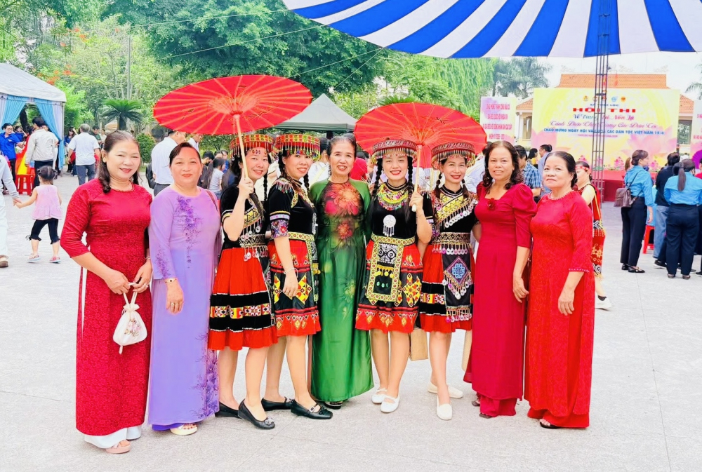 Thông qua chương trình, Ban Tổ chức mong muốn tiếp tục gìn giữ, phát huy bản sắc văn hóa dân tộc; tạo sân chơi lành mạnh, bổ ích; tăng cường giao lưu, đoàn kết giữa các cơ quan, đơn vị và người dân. Ảnh: Hội LHPN xã Vĩnh Lộc