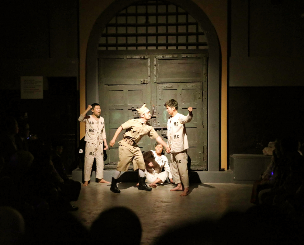 Đêm thiêng liêng 3 tái hiện chân thực cuộc sống khắc nghiệt của các chiến sĩ cách mạng trong nhà tù Hỏa Lò - Nguồn ảnh: Thông tấn xã Việt Nam