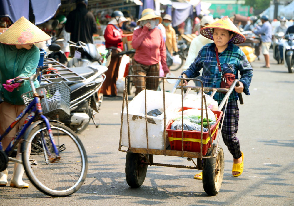 Những người lao động ở chợ Đông Ba (TP Huế) vất vả mưu sinh giữa nắng nóng - ẢNH: THUẬN HÓA
