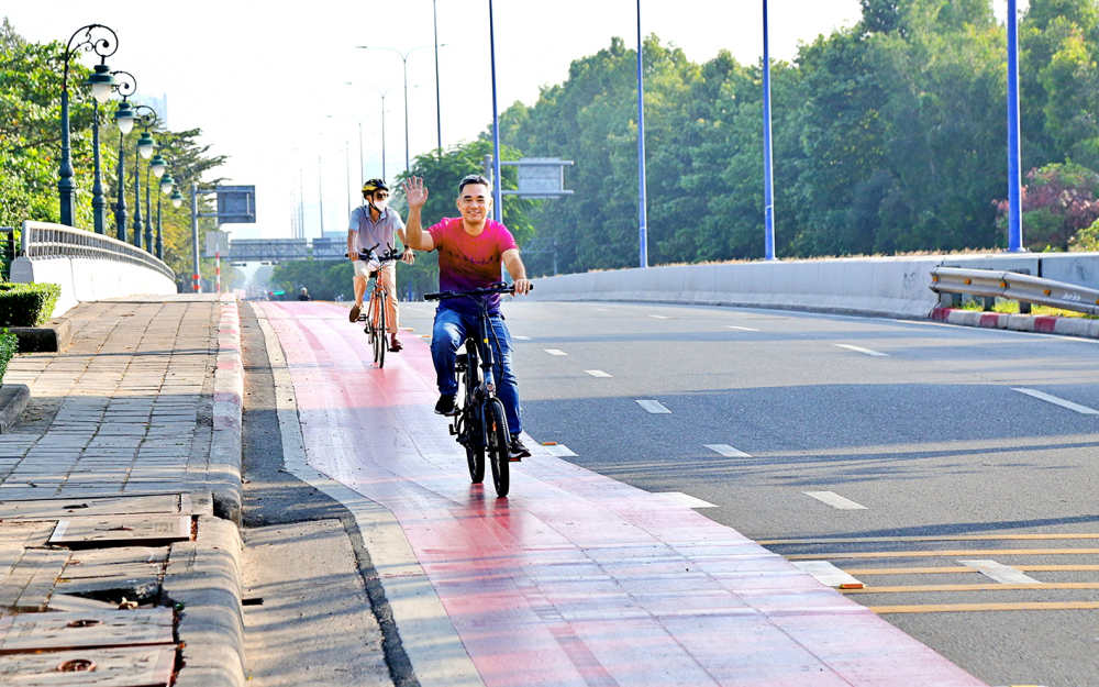Người dân đạp xe trên làn riêng cho xe đạp trên đường Mai Chí Thọ